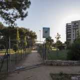 Persino l�accesso � difficoltoso: il varco �ufficiale� � infatti sbarrato da reti...